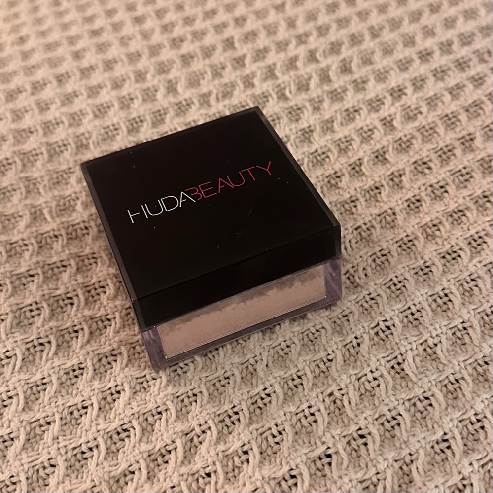 huda beauty cupcake powder